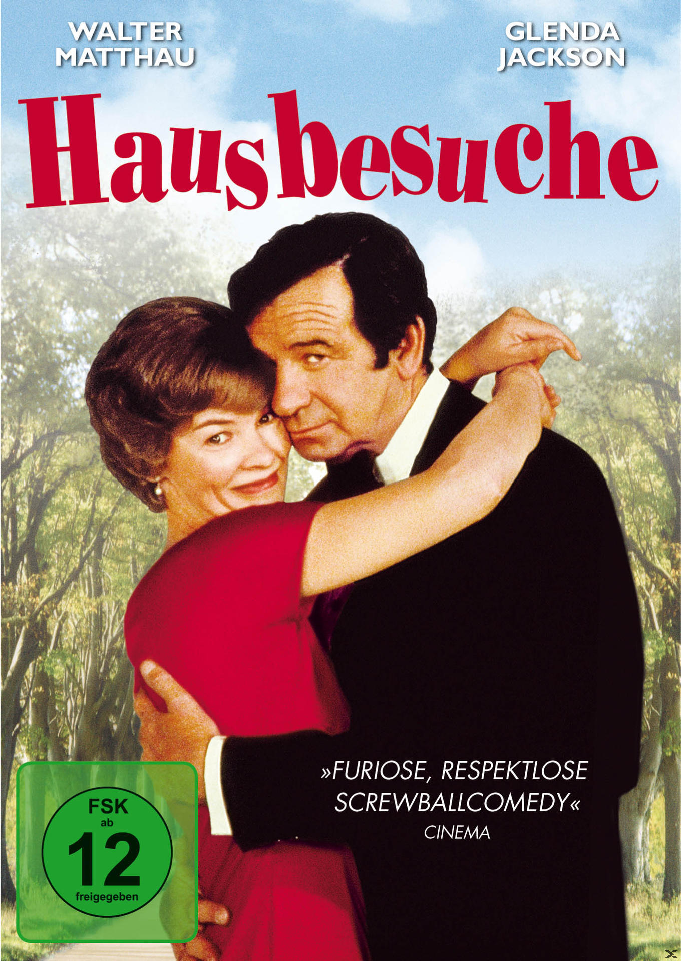 Filmcover: Hausbesuche. Paar umarmt sich, Frau in Rot, Mann in Schwarz. Grüner Hintergrund.