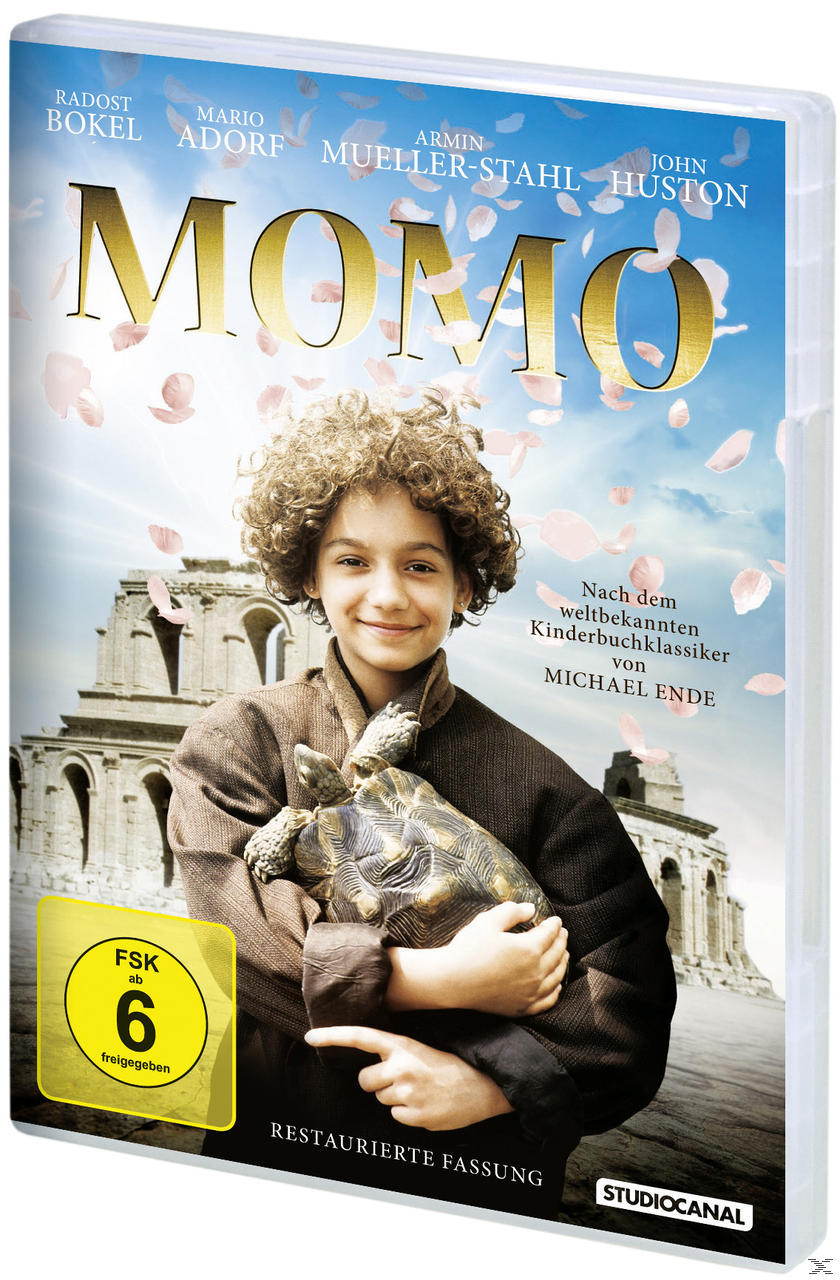 DVD-Cover des Films Momo. Ein Junge mit einer Schildkröte steht vor einem Gebäude.