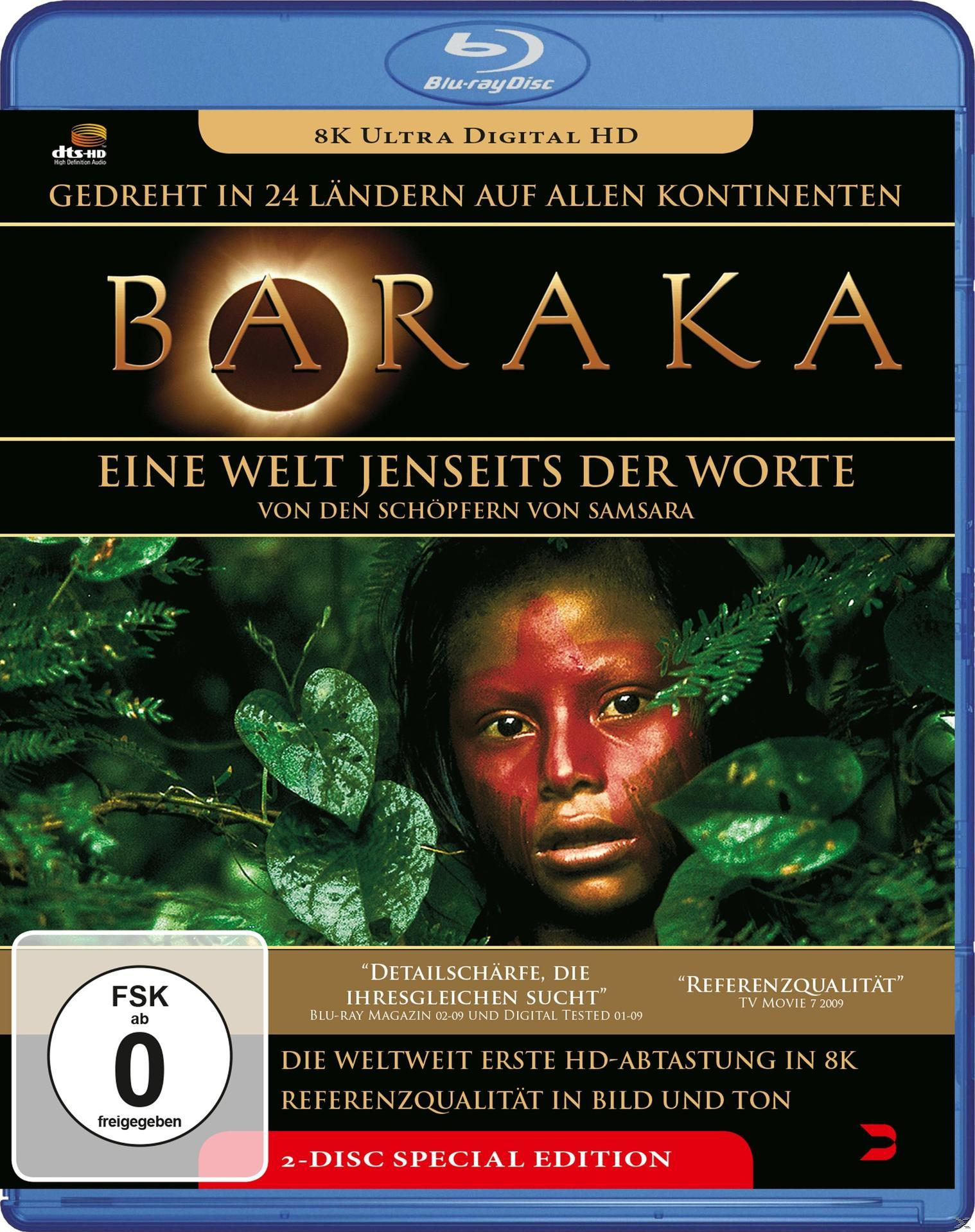 Baraka Blu-ray-Cover. Eine Frau mit roter Farbe im Gesicht blickt den Betrachter an. Grünes Blattwerk an den Seiten.