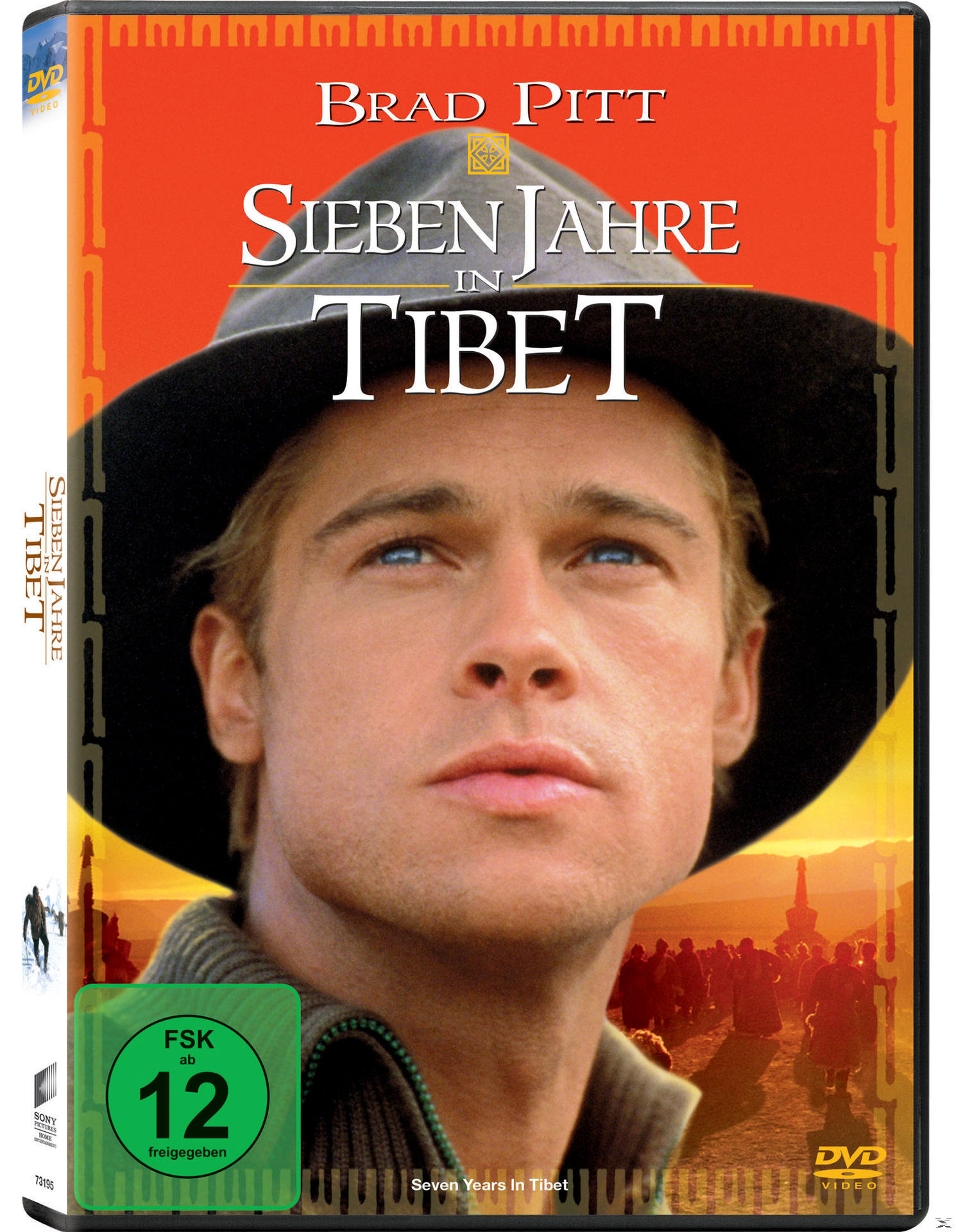 DVD-Hülle von 'Sieben Jahre in Tibet' mit Brad Pitt. Nahaufnahme, schwarzer Hut, roter/oranger Hintergrund.