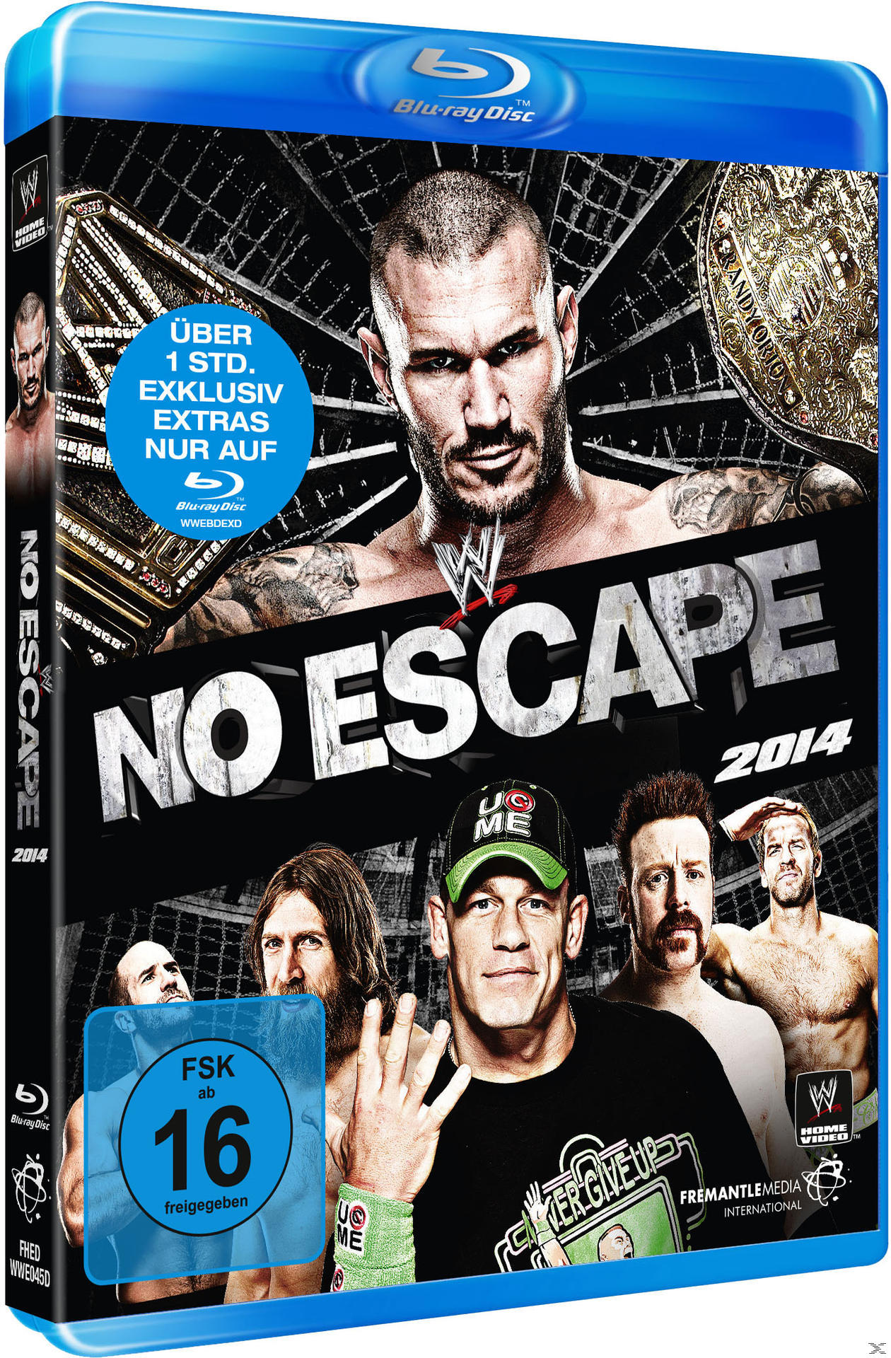 Blu-ray Disc-Cover mit Wrestlern, Logos und einer Wertungsbox in einem blau-thematisierten Design.