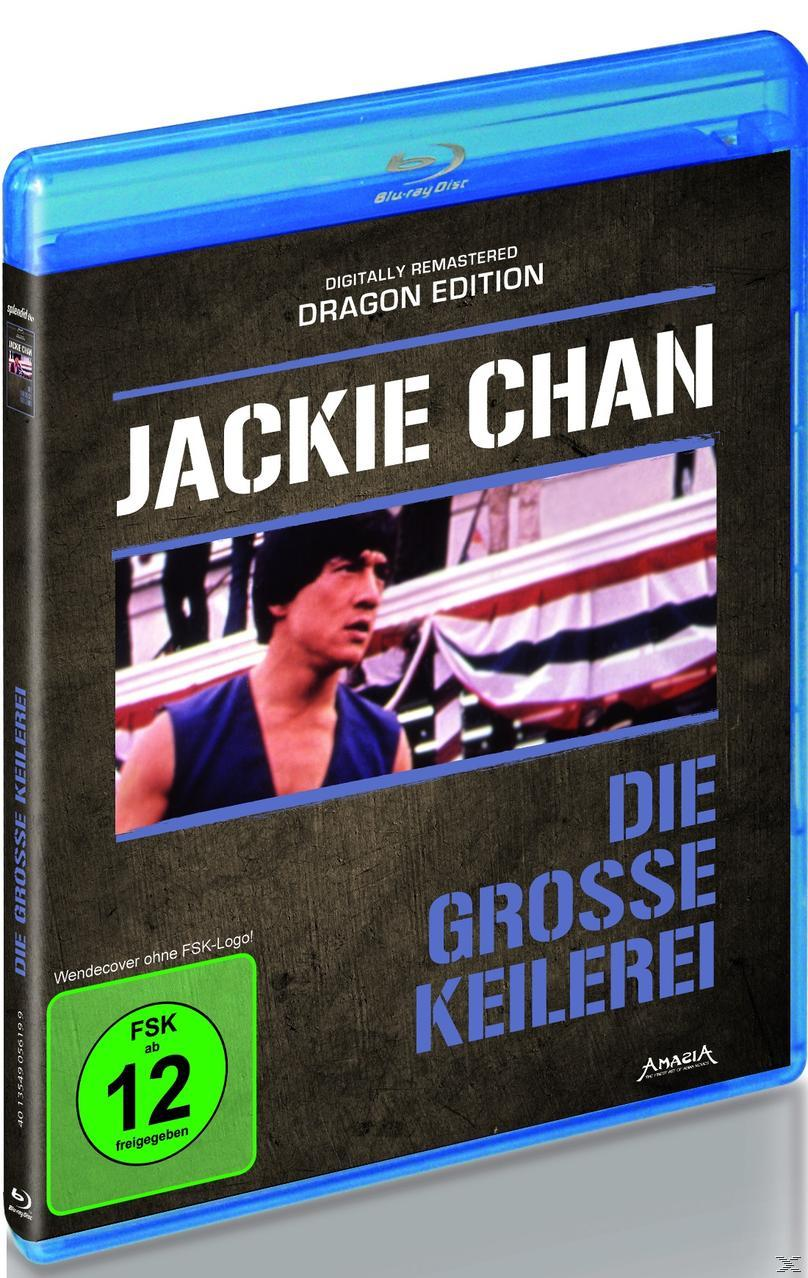 Blu-ray-Disc-Cover mit Jackie Chan, Titel 'Die Grosse Keilerei' und Bewertung. Enthält eine blaue Hülle.