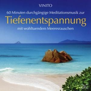 Eine Strandszene mit blauem Wasser, einem Felsen und einem Himmel.