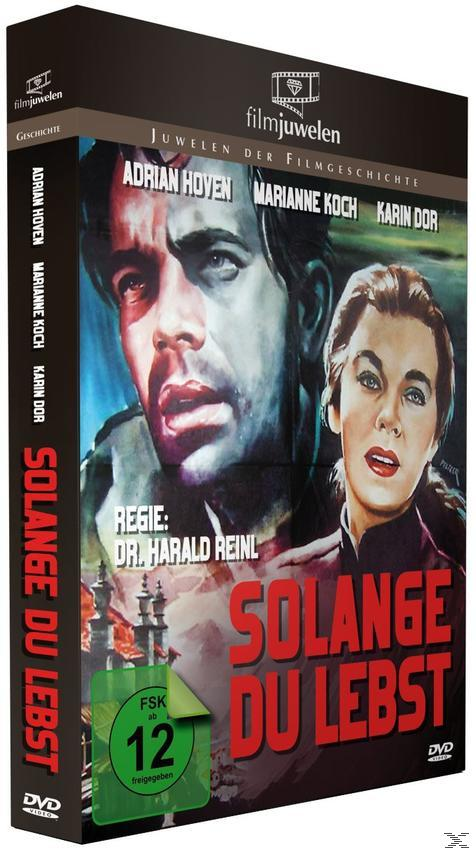 Filmcover. Zwei Personen stehen im Mittelpunkt mit dunklem Hintergrund. Der Text ist auf Deutsch.