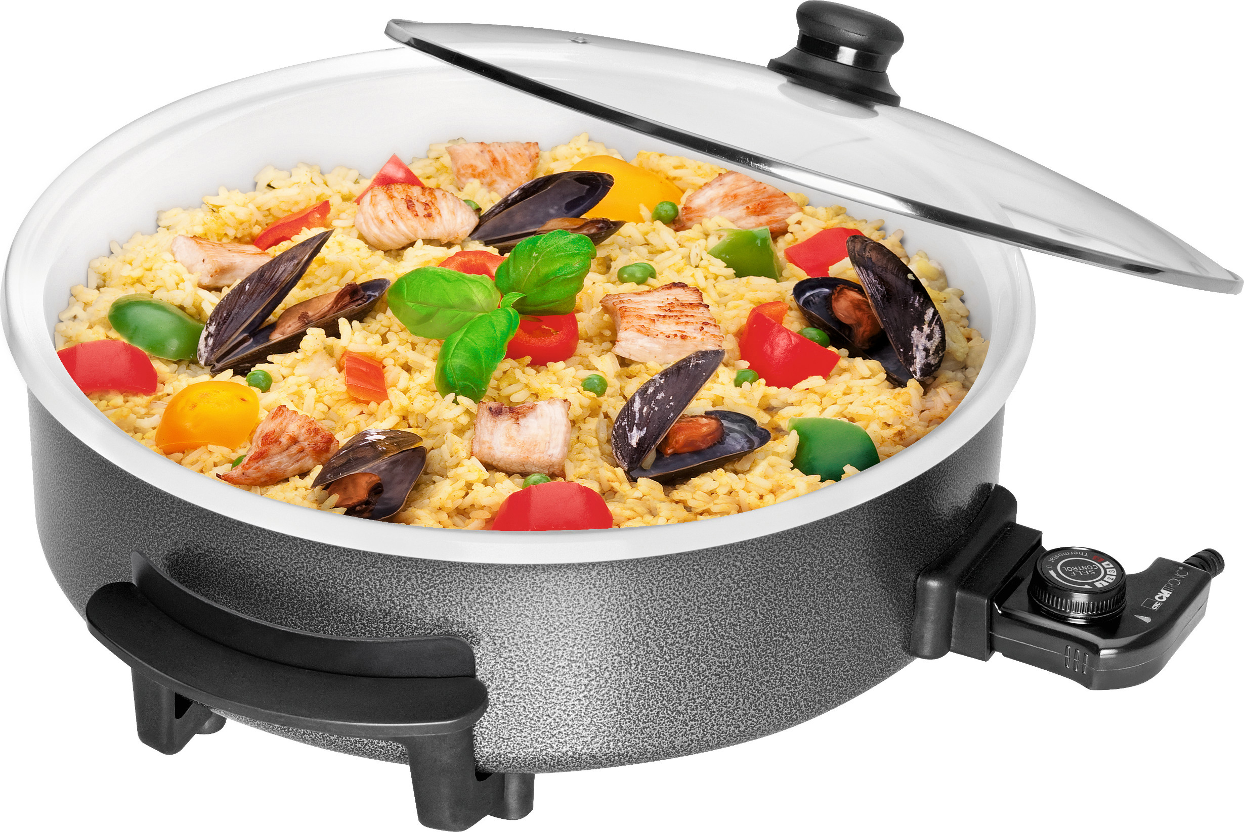 Eine elektrische Pfanne mit Paella, Reis, Meeresfrüchten, Gemüse und einem Glasdeckel.
