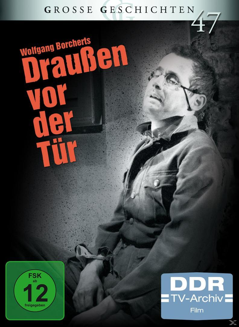 DVD-Cover, Schwarzweißfoto eines Mannes mit Brille. Titel: Draußen vor der Tür. Dunkler Hintergrund.