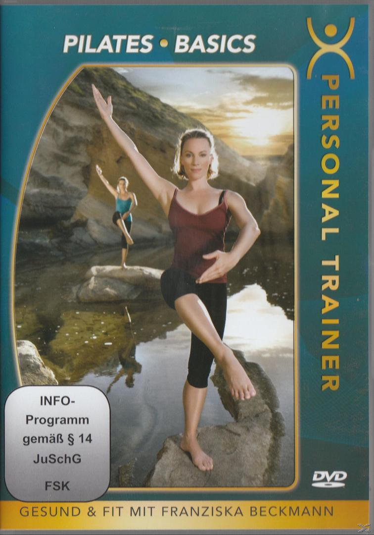 Frau in Sportkleidung macht eine Gleichgewichtsübung auf Felsen.