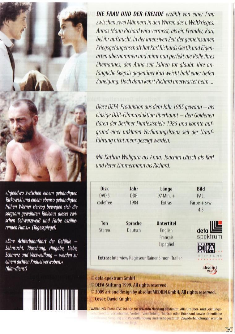 Eine DVD-Hülle mit Text in verschiedenen Sprachen. Zwei Männer sind ebenfalls auf dem Cover. Der Titel ist 'Die Frau und der Fremde'.
