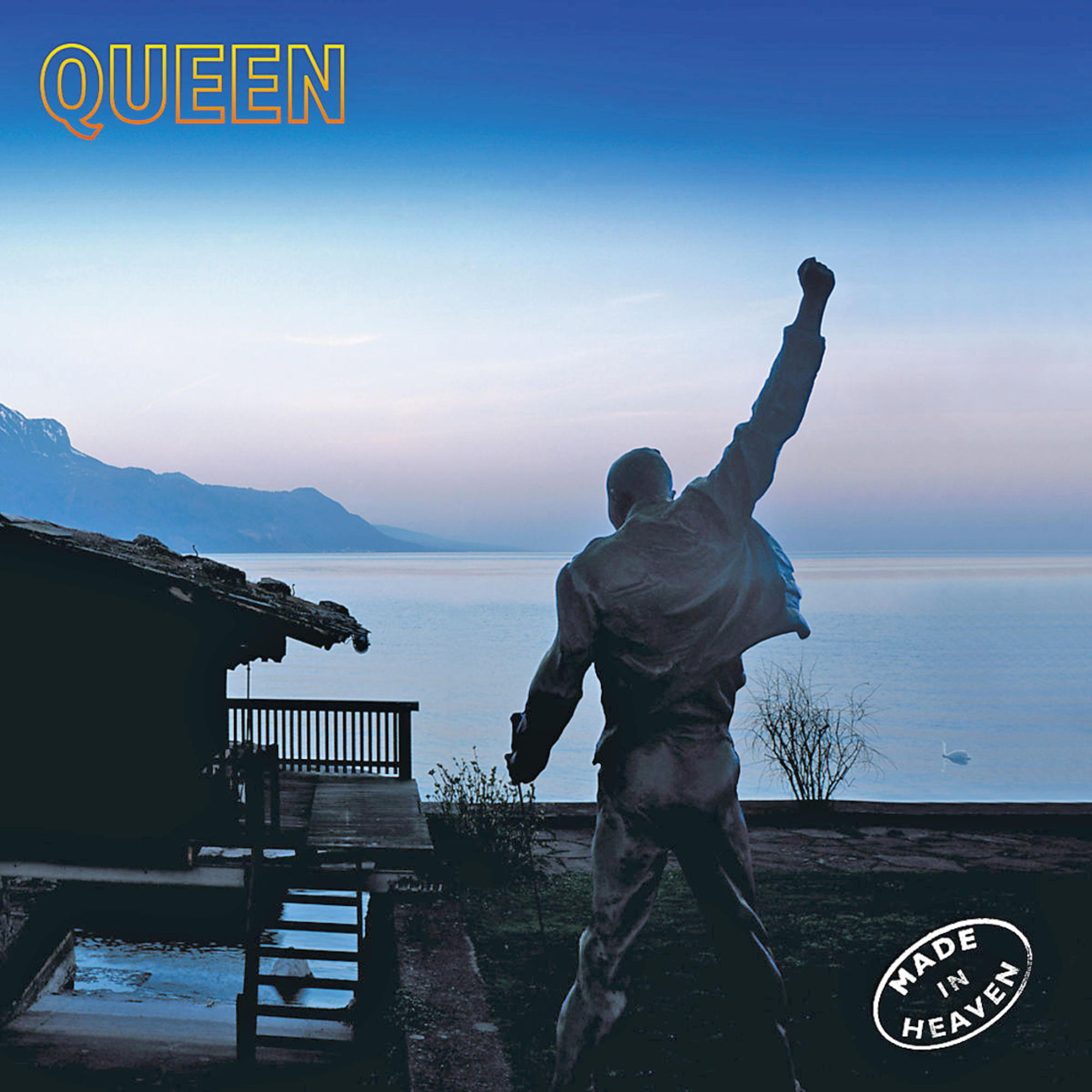 Albumcover: eine Statue eines Mannes, der seinen Arm in den blauen Himmel, den See und die Berge hebt.