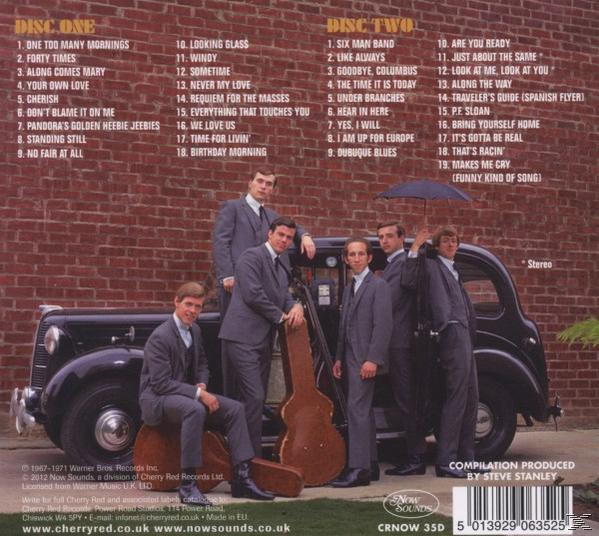 CD-Cover mit einer Band in Anzügen neben einem Oldtimer, Titellisten auf der Seite.