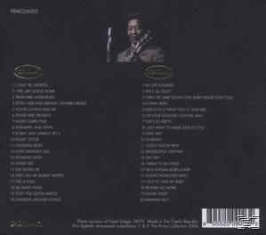 CD-Cover mit schwarzem Hintergrund, Titelliste und einem Foto eines Mannes mit Mikrofon.