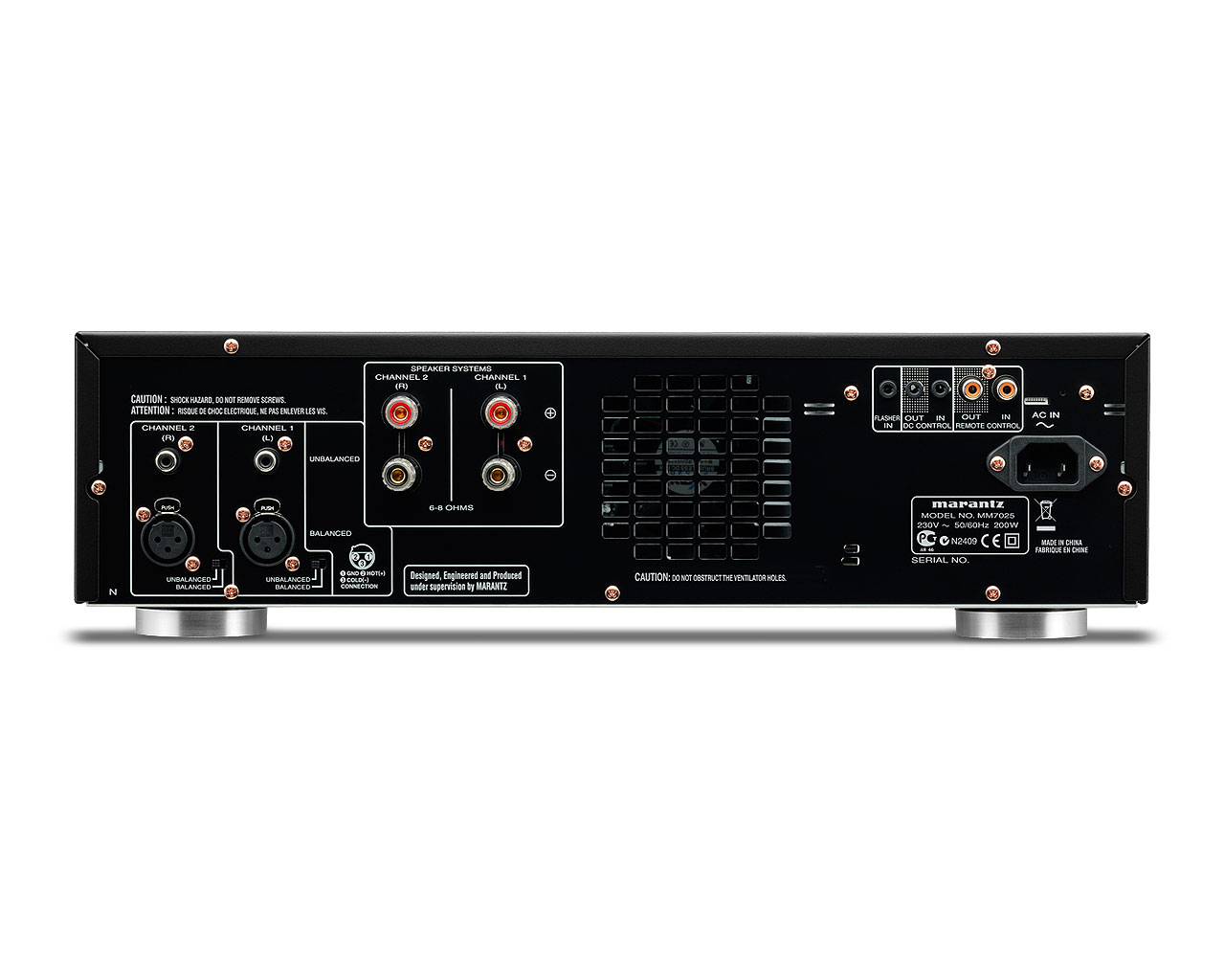 Rückseite des Marantz-Verstärkers. Schwarz mit Anschlüssen und Etiketten. Silberfüße unten.