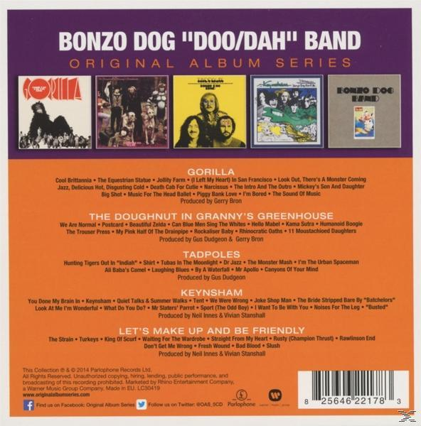 CD-Rückseite mit Albumcover, Titelliste und Bandnamen. Verschiedenfarbige Bilder.