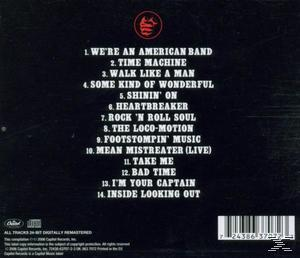 Album-Rückseite mit Titelliste. Schwarzer Hintergrund mit weißem Text. Ein Barcode ist sichtbar.