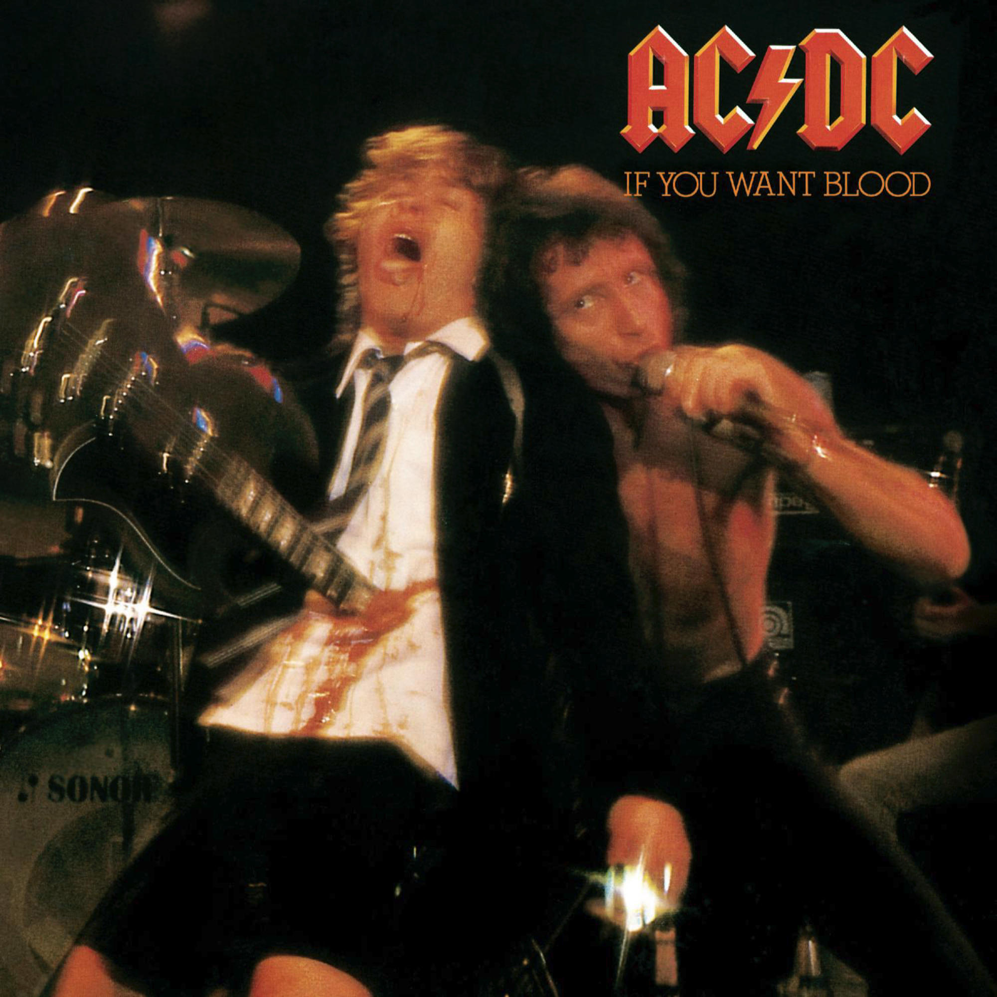 AC/DC Albumcover. Zwei Bandmitglieder performen auf der Bühne.