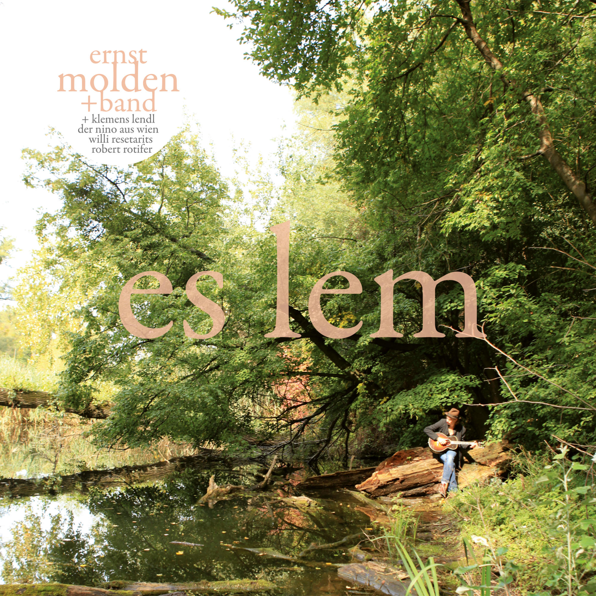 Albumcover: Mann spielt Gitarre am Wasser, großer Text 'es lem'. Grüne Bäume im Hintergrund.
