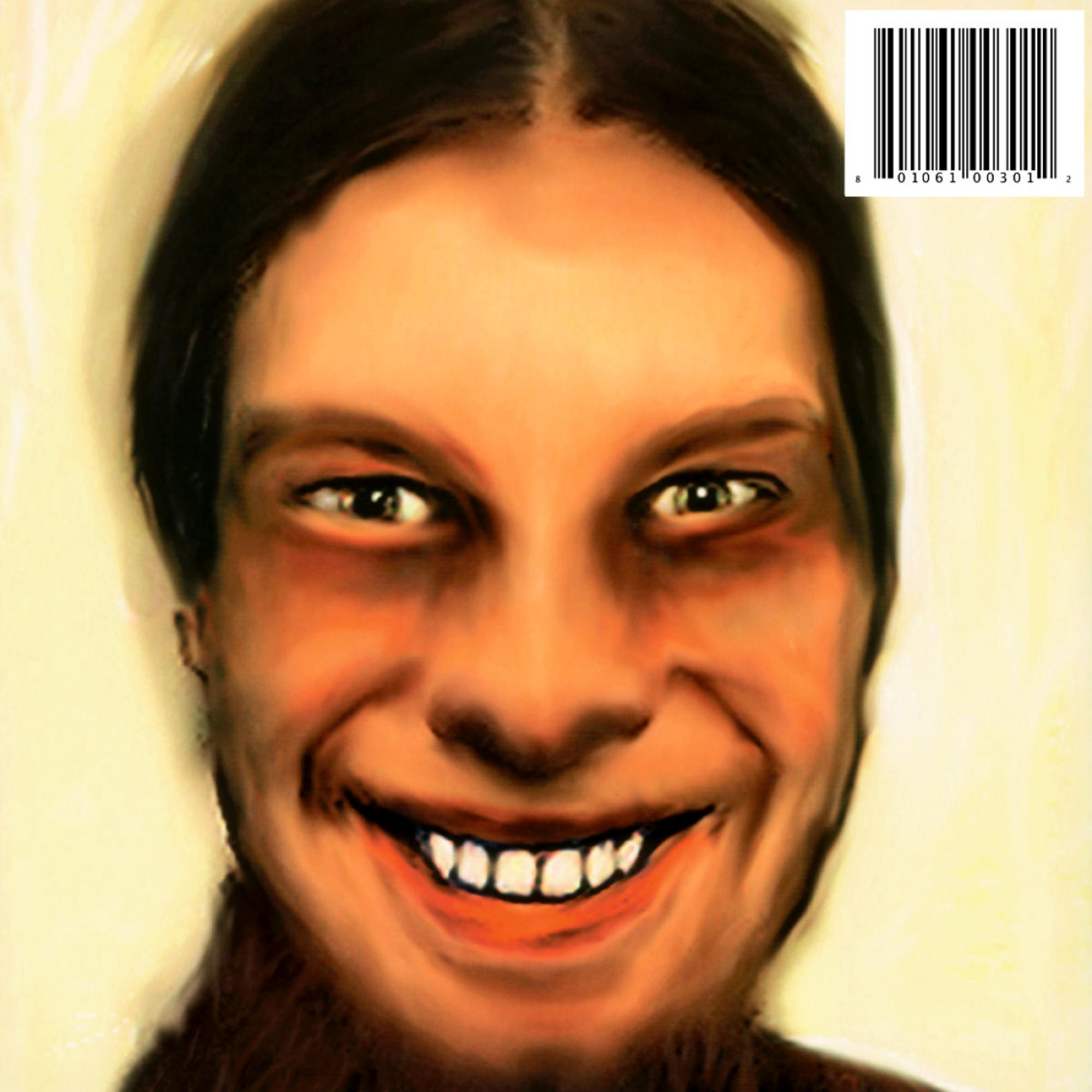 Eine lächelnde Person mit dunklen Haaren und einem Barcode rechts. Die Person hat ein breites Lächeln mit sichtbaren Zähnen.