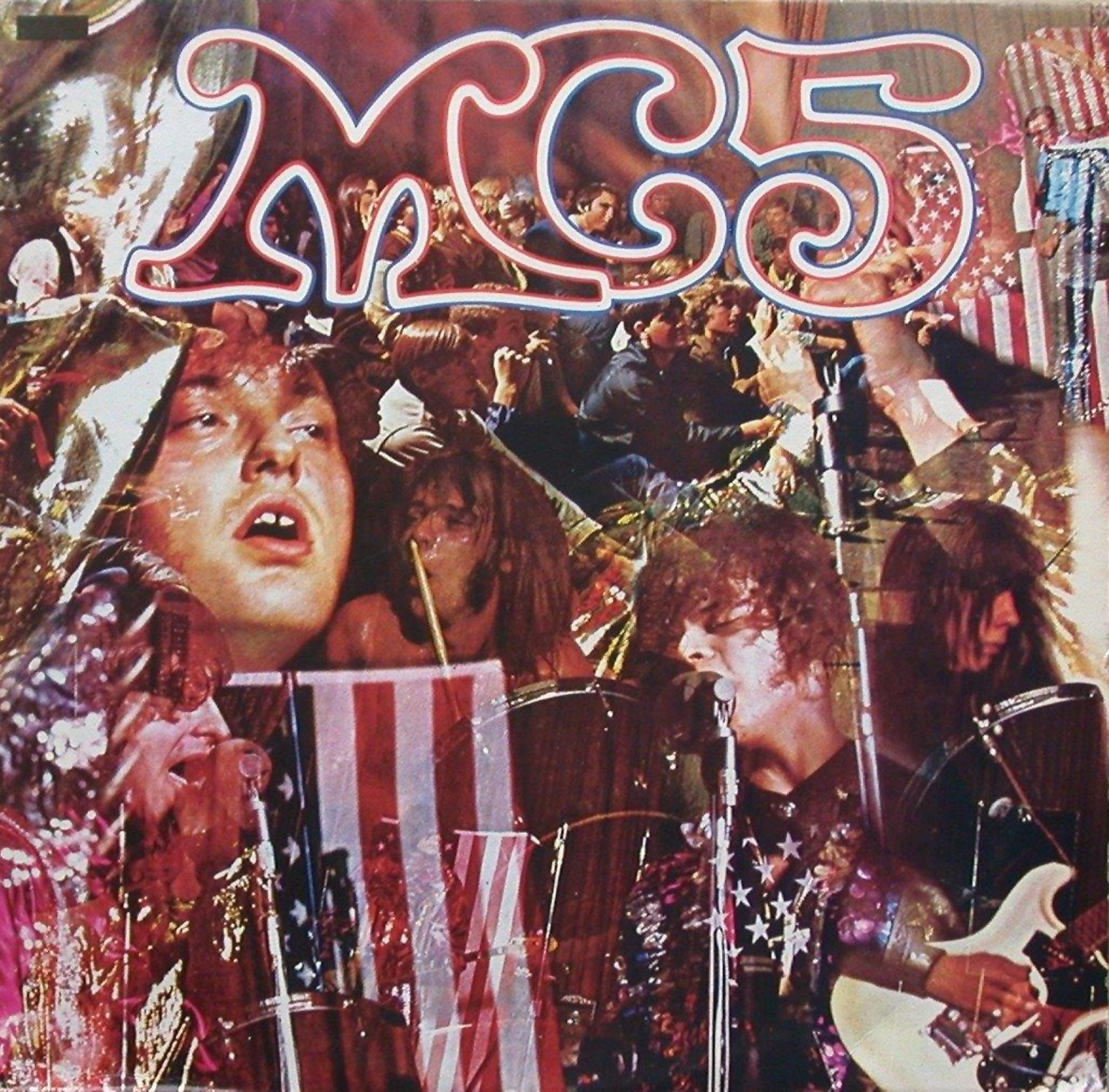 Albumcover mit vielen Leuten bei einem Konzert. MC5 steht in großen Buchstaben geschrieben.