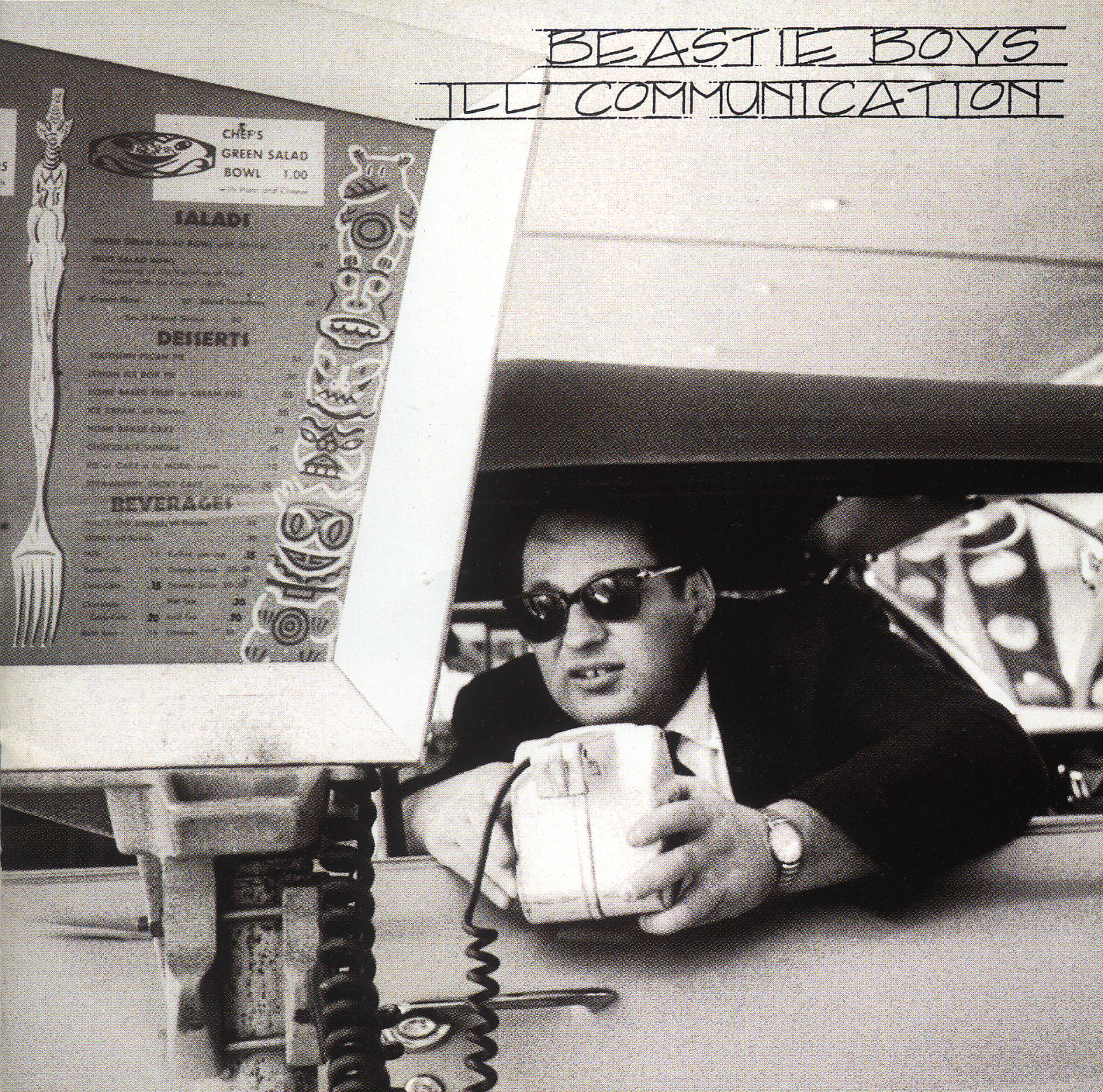 Albumcover: Beastie Boys, Ill Communication. Mann mit Sonnenbrille, lehnt sich aus dem Autofenster, hält Mikrofon.