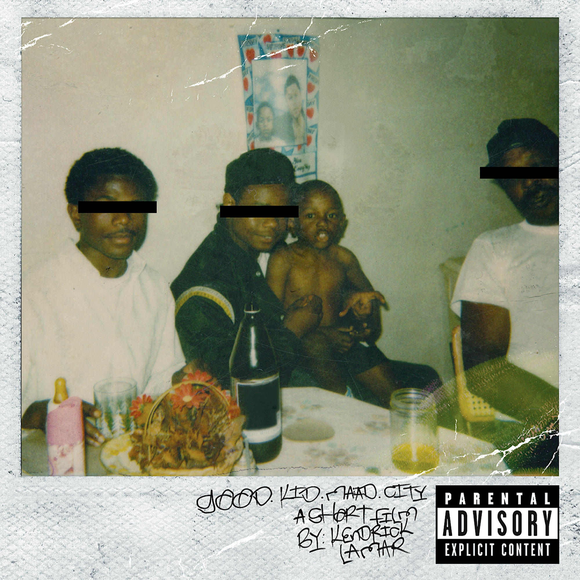 Foto in Polaroid-stijl van vier mensen, gezichten bedekt. Albumhoes voor Kendrick Lamar's 'good kid, m.A.A.d city'.