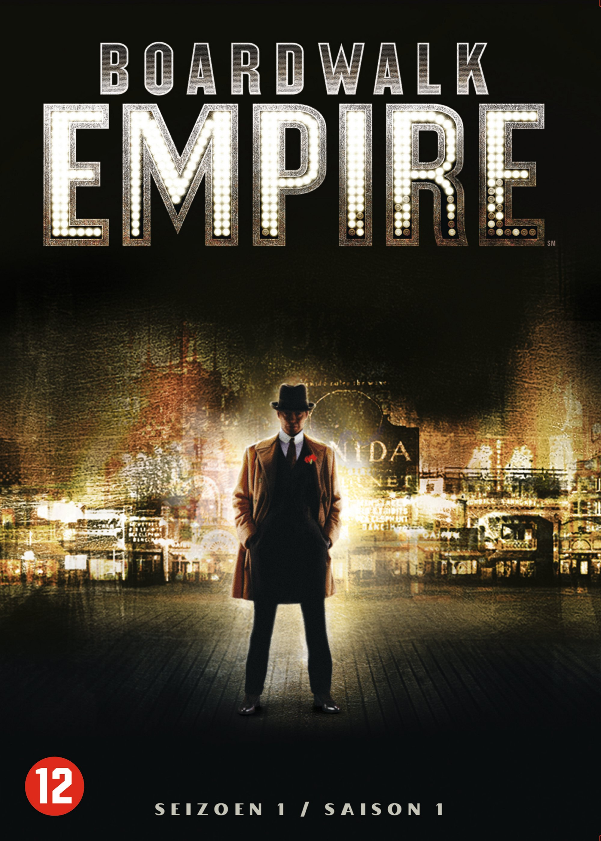 Boardwalk Empire dvd-hoes. Man in pak en hoed, lichten op de achtergrond.