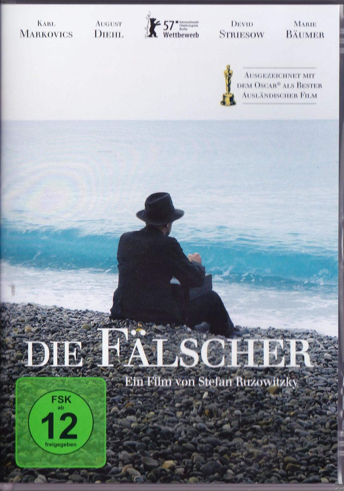 DVD-Cover. Ein Mann sitzt am Strand und schaut aufs Meer. Titel: „Die Fälscher“.