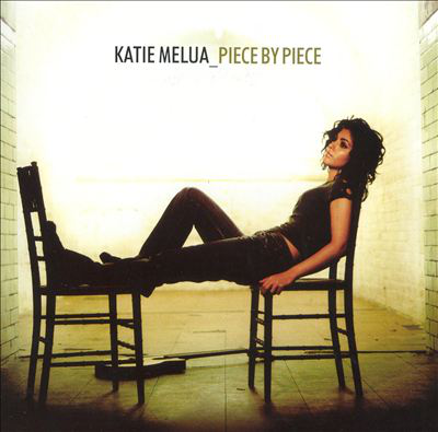 Album borító: Nő a székeken, hátradőlve. Szöveg: Katie Melua, Piece by Piece. Halvány háttér.