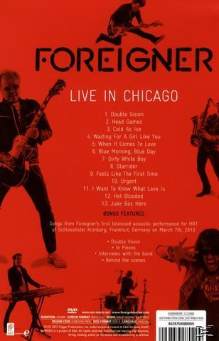DVD-Cover für Foreigner Live in Chicago, mit Bandmitgliedern auf der Bühne und einer Titelliste.