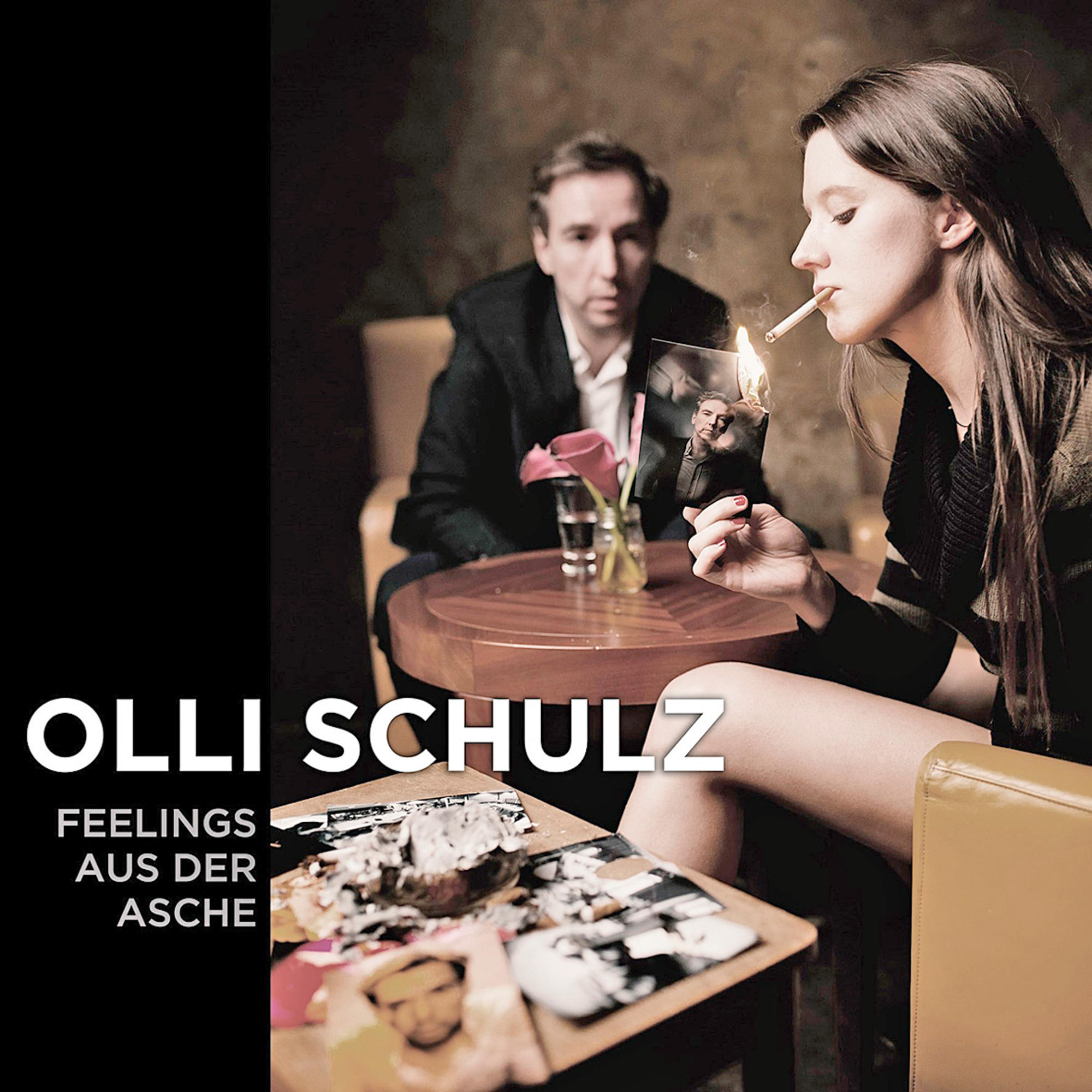 Albumcover. Eine Frau zündet eine Zigarette an. Ein Mann sitzt im Hintergrund. Weißer Text.