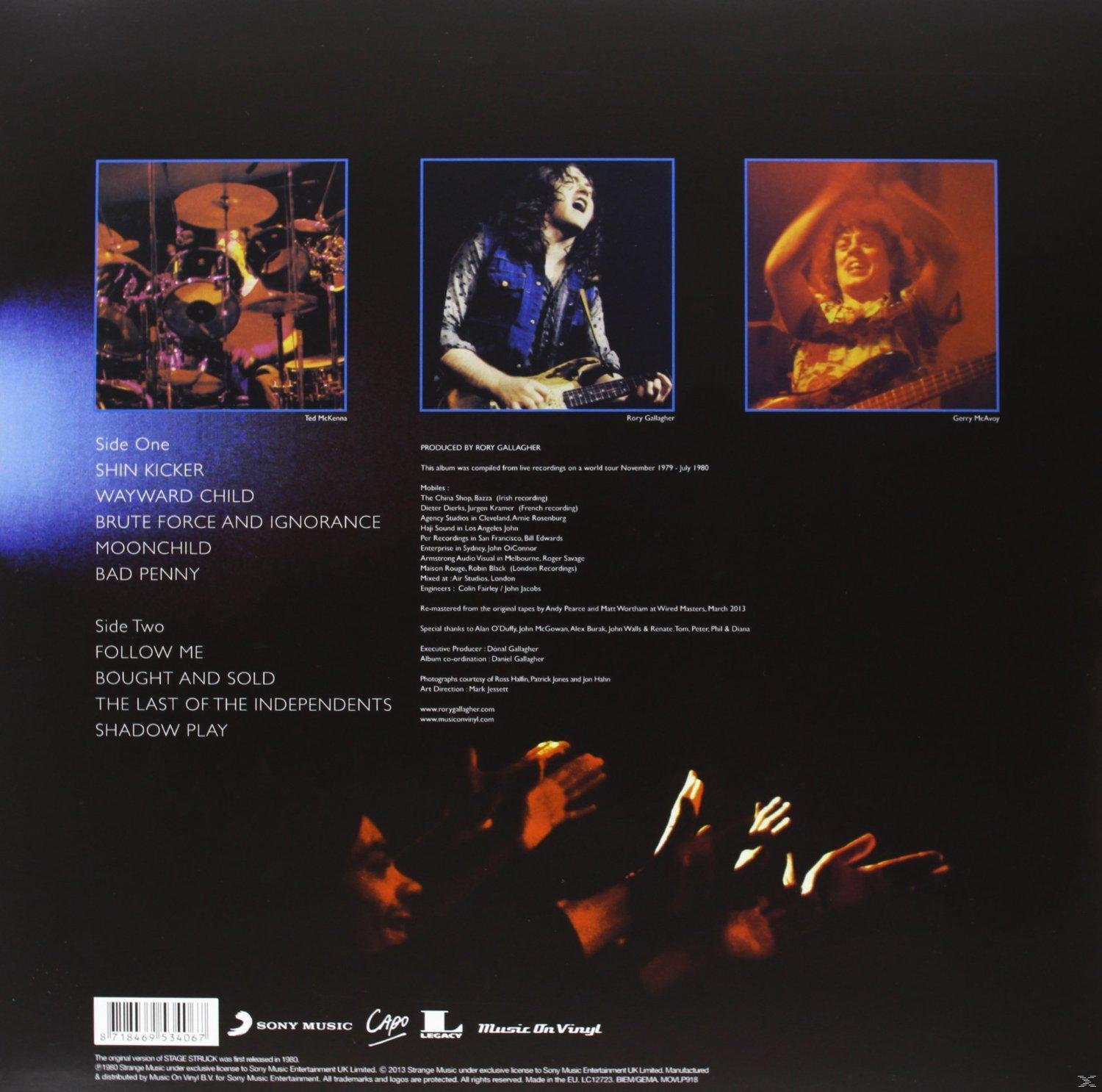 Drie beelden van Rory Gallagher: drums, gitaar spelend, op het podium.