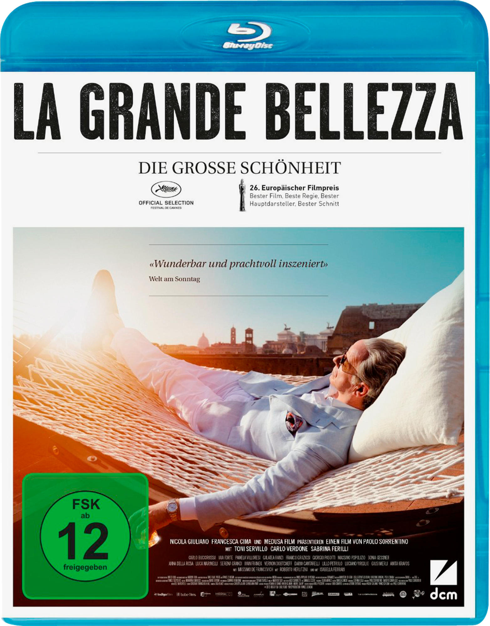 Filmcover von 'La Grande Bellezza' Blu-ray. Ein Mann entspannt sich in einer Hängematte mit Stadtblick im Hintergrund.