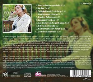 CD-Cover, eine Frau mit Kopfhörern, eine Bank und Text im Hintergrund.