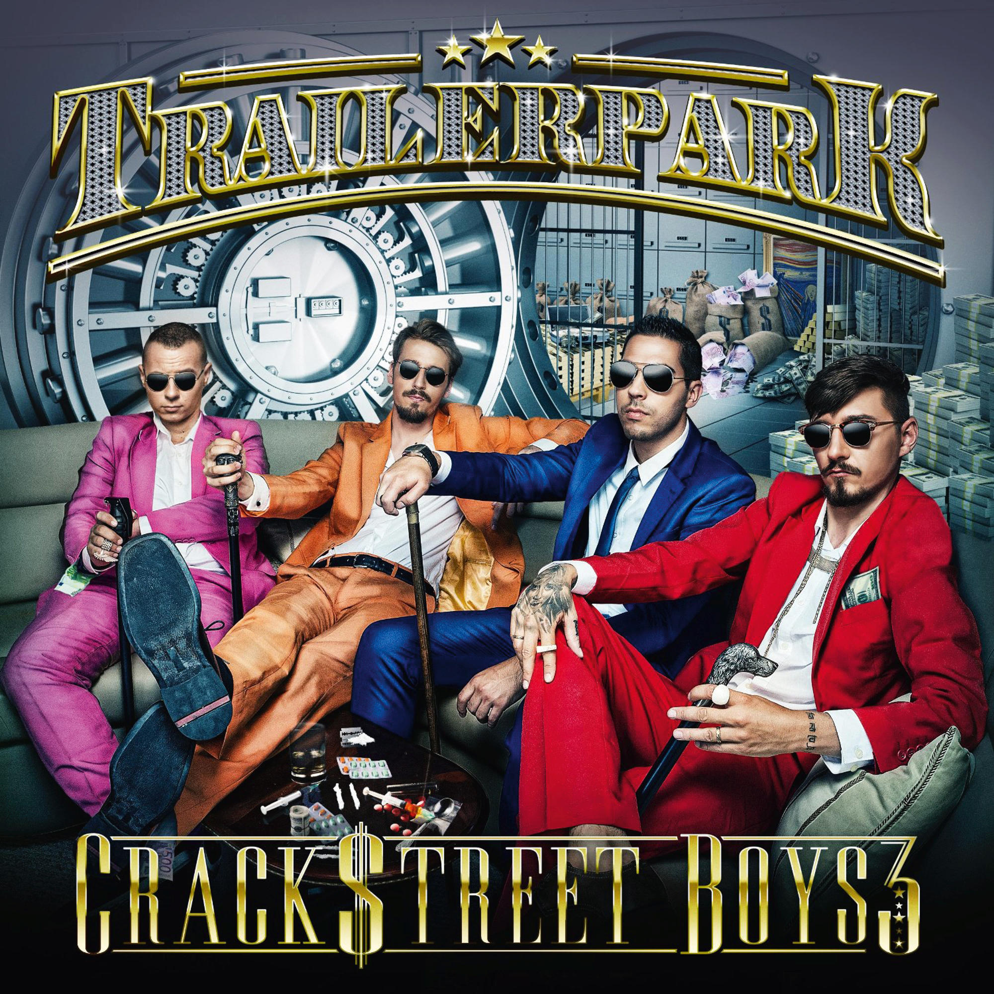 Albumcover mit vier Männern in Anzügen, die auf einem Sofa sitzen. Ein Tresor und Geld befinden sich im Hintergrund.