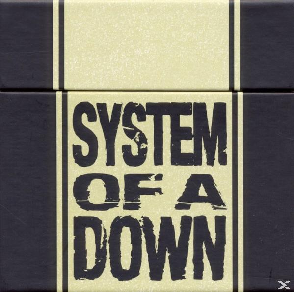 System of a Down Albumbox. Eine dunkle Box mit dem Namen der Band in goldenem Text.