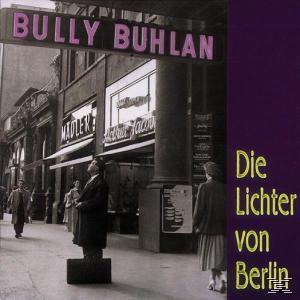 Schwarz-Weiß-Bild einer Straße mit dem Schild "Bully Buhlan". Menschen gehen.
