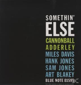A Somethin' Else album borítója. Szöveget tartalmaz egy sötét háttéren. Cannonball Adderley szerepel.