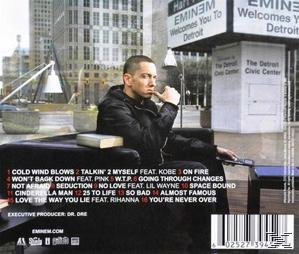 Rückseite des Eminem-Albums mit dem Sänger auf einem Sofa, Stadt im Hintergrund. Die Titelliste und Produzenten-Credits werden angezeigt.