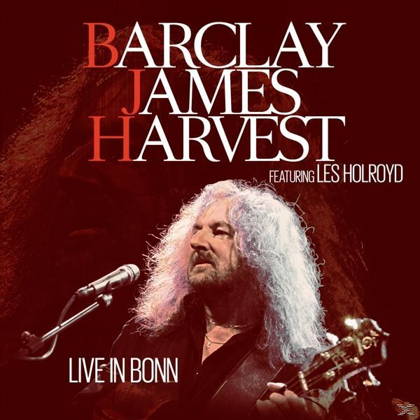 Barclay James Harvest CD-Cover mit Les Holroyd. Roter Hintergrund. Mann mit weißen Haaren singt.