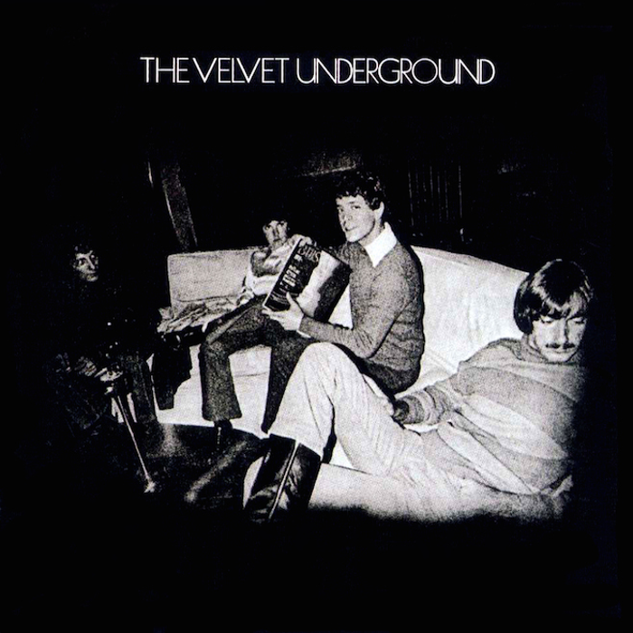 A Velvet Underground album borítója, a zenekar tagjai ülnek, fekete-fehér fotó.