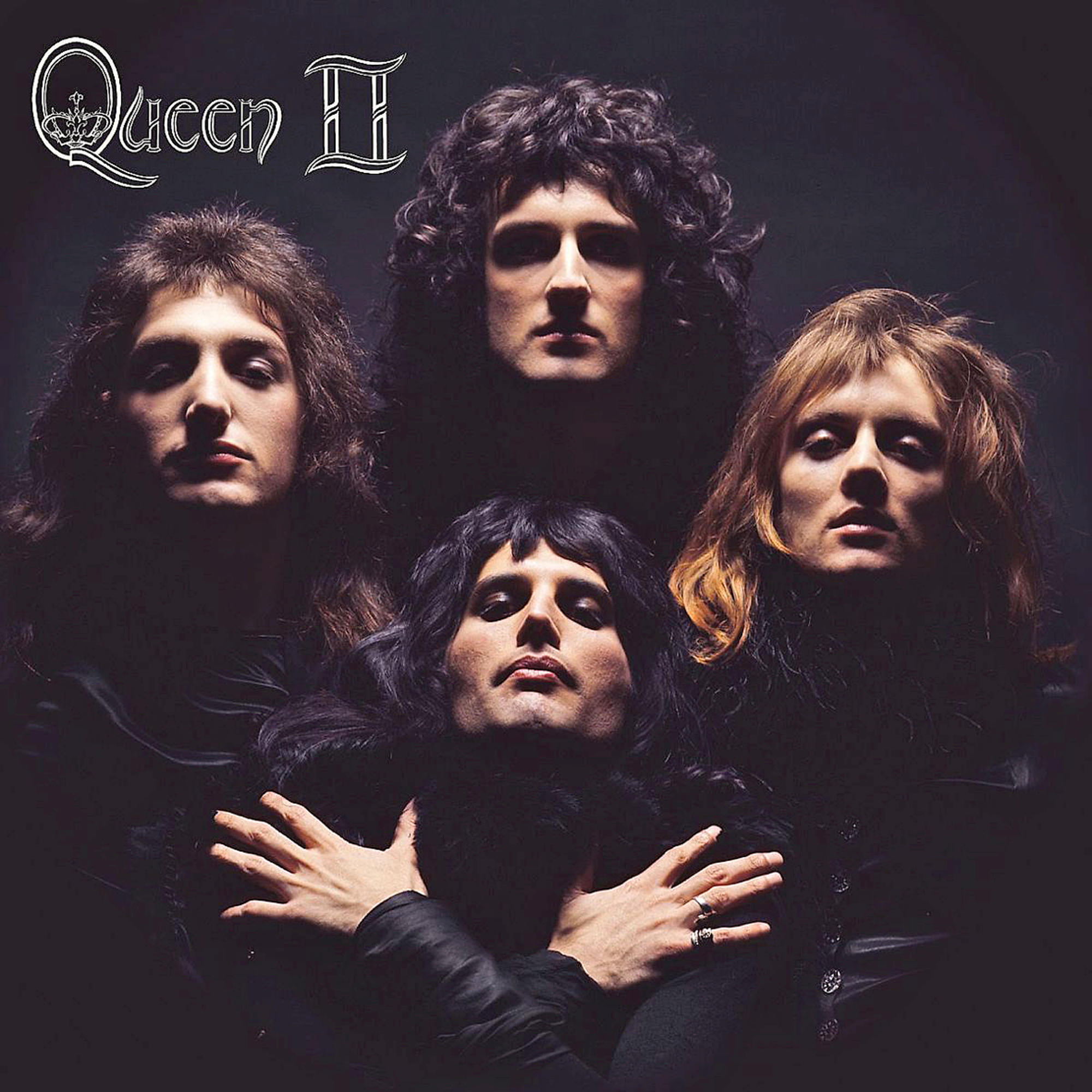 Pochette de l'album Queen II. Quatre membres du groupe en tenue sombre, regards concentrés.