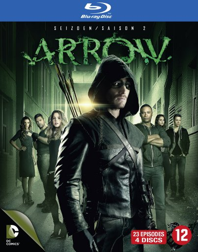 Blu-ray-hoes: cast van de tv-serie Arrow op straat, met groene achtergrond.