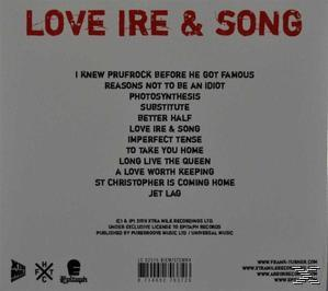Rückseite einer CD mit Titelliste in roter Schrift. Das Album heißt "Love Ire & Song". Das Cover ist grau.