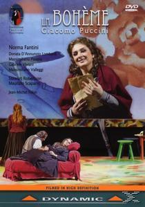 La Bohème DVD-Cover mit einer Frau, die ein Buch auf der Bühne hält.