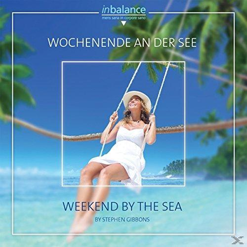 Frau auf einer Schaukel am Meer. Blauer Himmel, Palmen. Text auf Englisch und Deutsch.