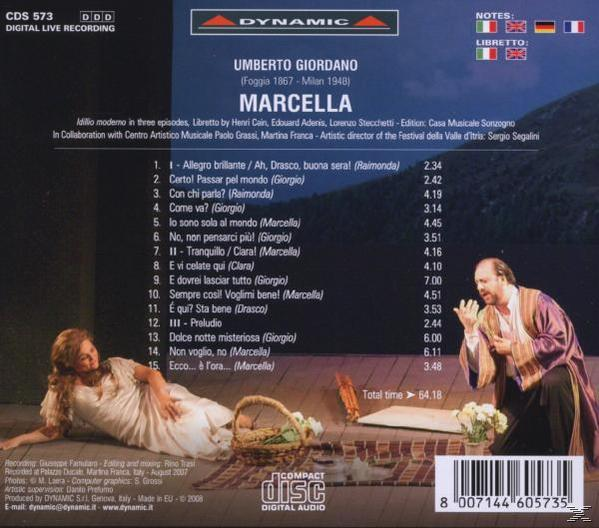 CD-Cover: Rückseite einer CD. Text auf Italienisch. Zwei Personen auf der Bühne. Eine Frau und ein Mann.