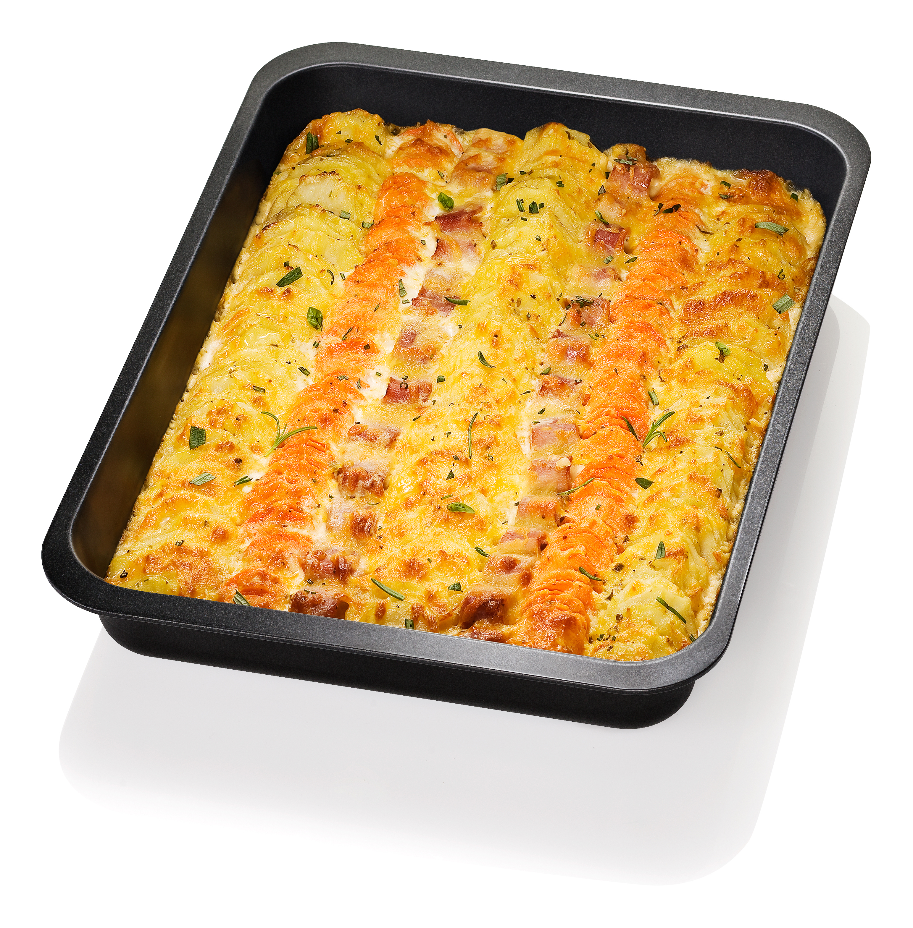 Gebackenes Kartoffelgericht in einer schwarzen rechteckigen Backform. Goldener Käse, Speck und Kräuter sind sichtbar.