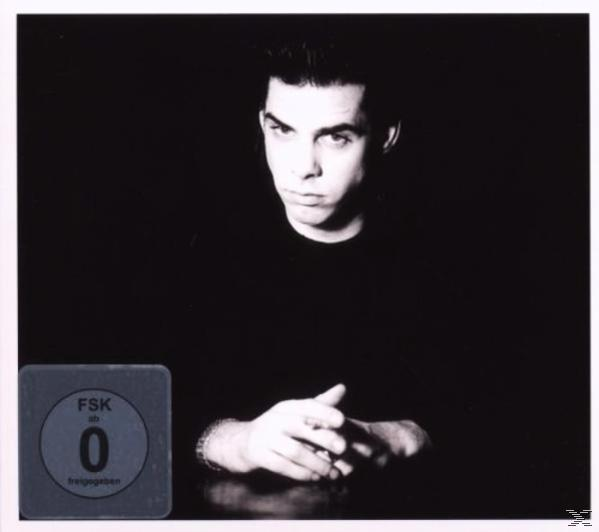 Ein Schwarz-Weiß-Foto eines Mannes, der nach unten schaut, mit verschränkten Händen.