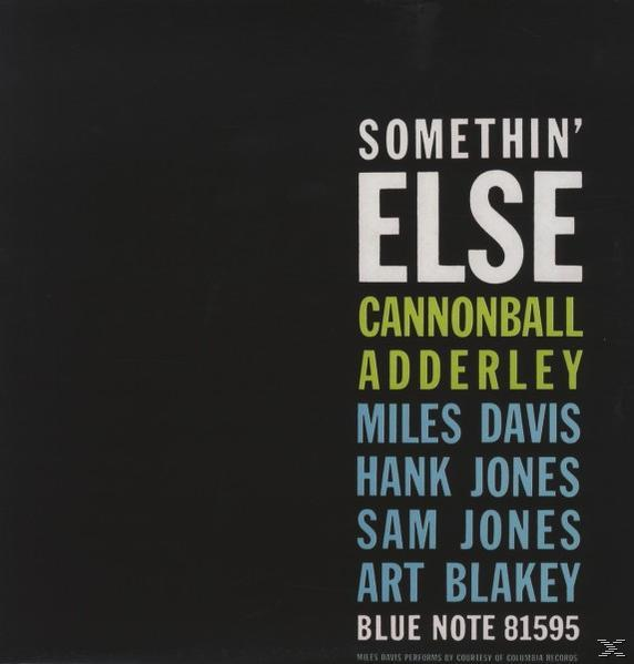 'Somethin' Else' album borítója, Cannonball Adderley, Miles Davis, stb. Fekete háttér, fehér/zöld szöveg.