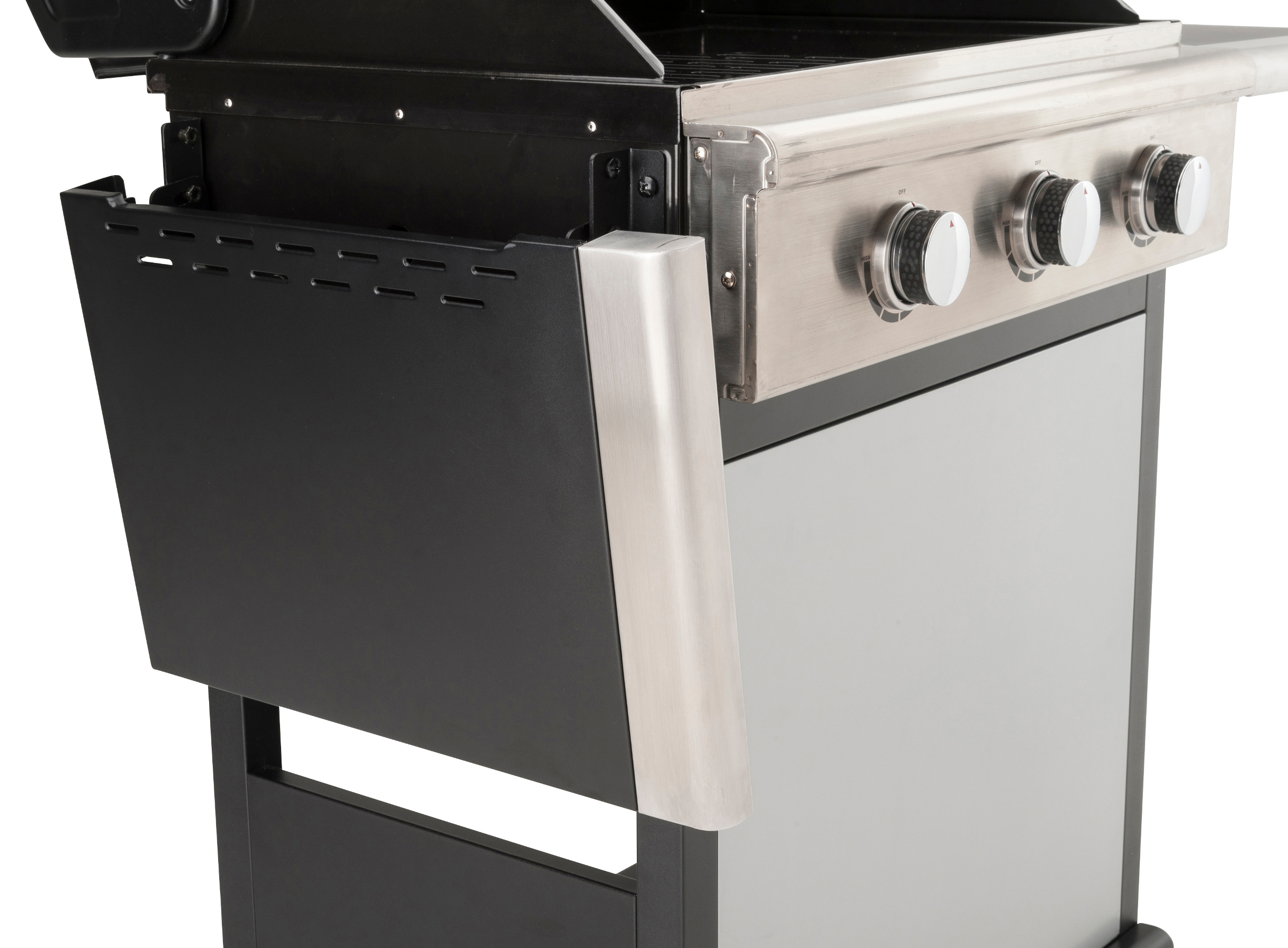 Nahaufnahme eines Gasgrills aus Edelstahl und Schwarz. Silberne Knöpfe für Brenner und Seitenwand.