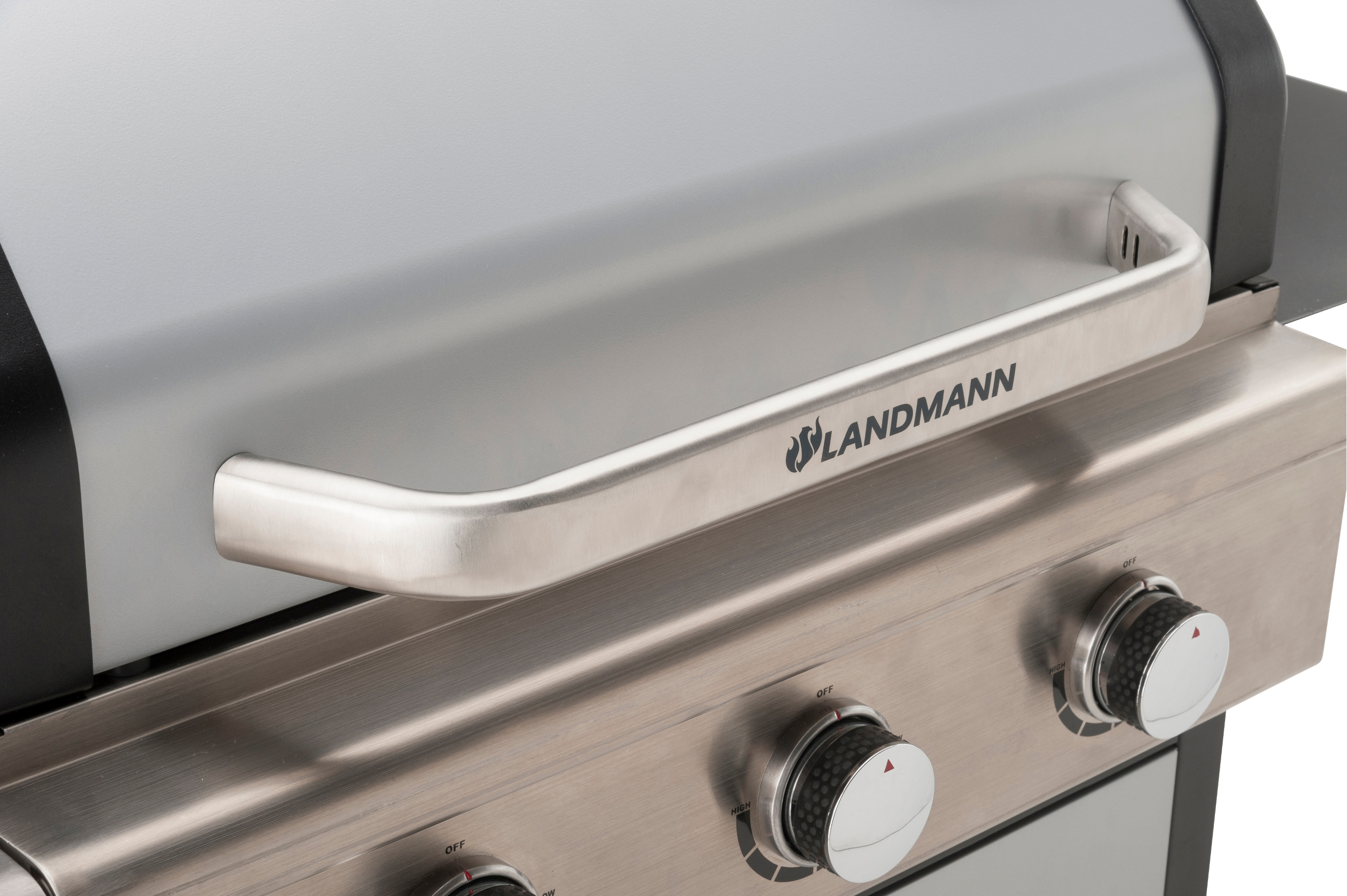 Nahaufnahme eines Landmann-Grillgriffs, Metallgriff mit Markenlogo.